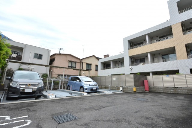 プレジール新宿大久保 駐車場