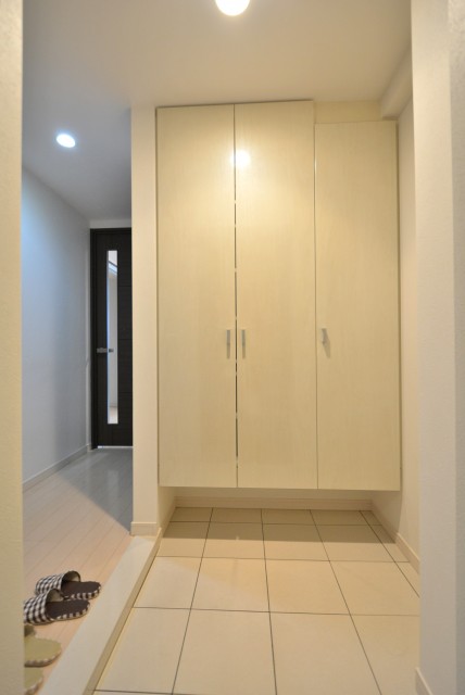 プレジール新宿大久保 玄関