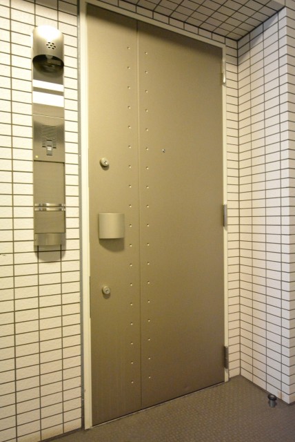 プレジール新宿大久保 玄関