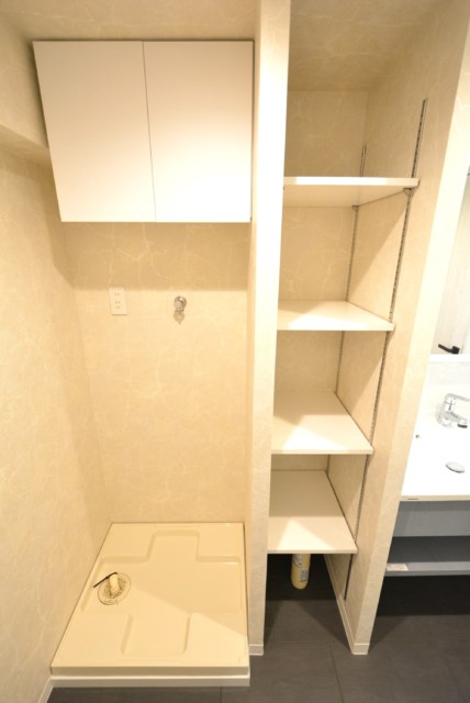 五反田ロイヤルハイツ 面室