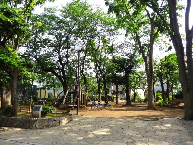 コーポ中野　マンション裏手の公園