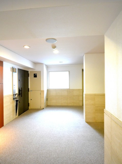 コスモ広尾　絨毯敷きの内廊下