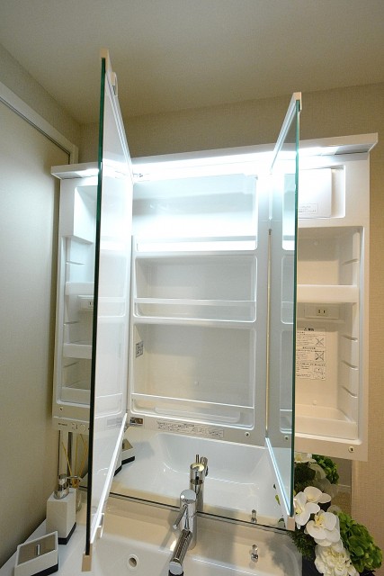 代官山マンション　洗面台三面鏡収納