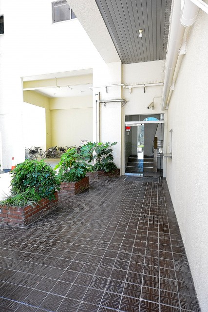 フジマンションウイスタリア　エントランスアプローチ