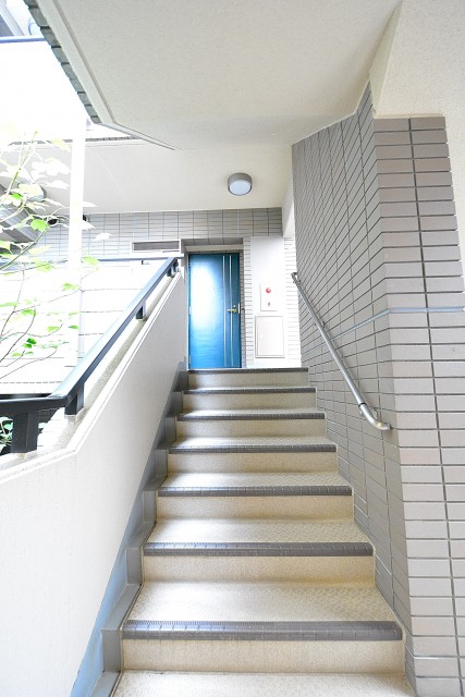コスモ自由が丘　共用階段
