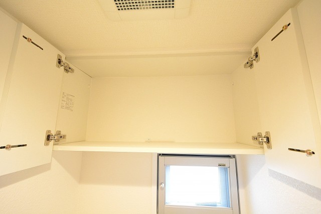 グランコピエ広尾　トイレ吊戸棚