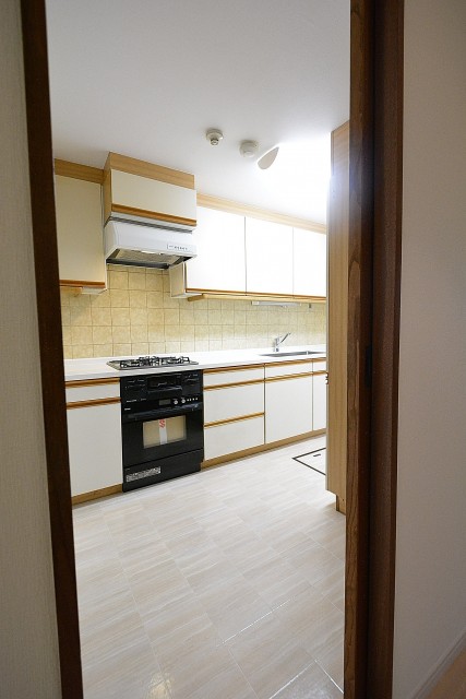 エステージ上野毛　5.0帖キッチンの廊下側入口