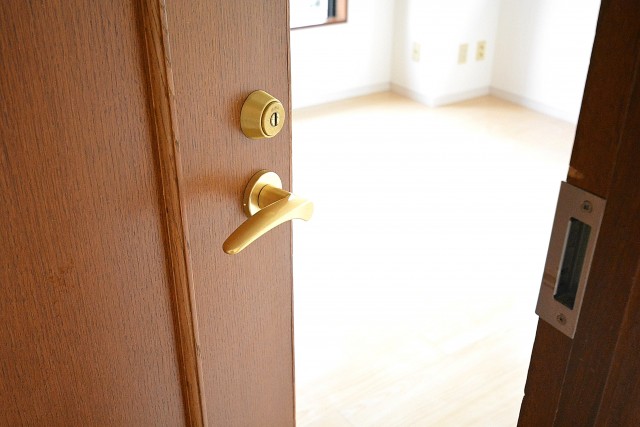 エステージ上野毛　7.4帖洋室のドア