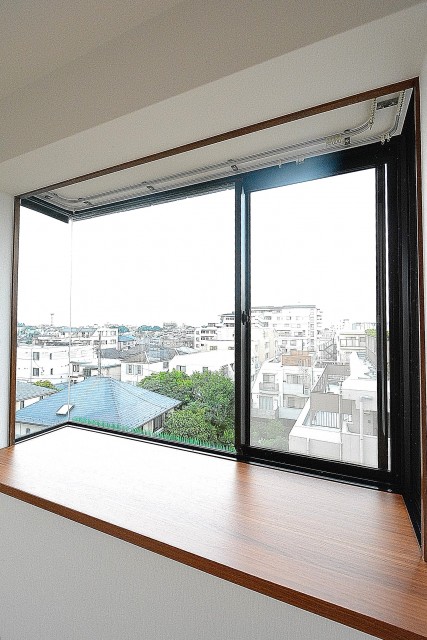 エステージ上野毛　7.4帖洋室の出窓