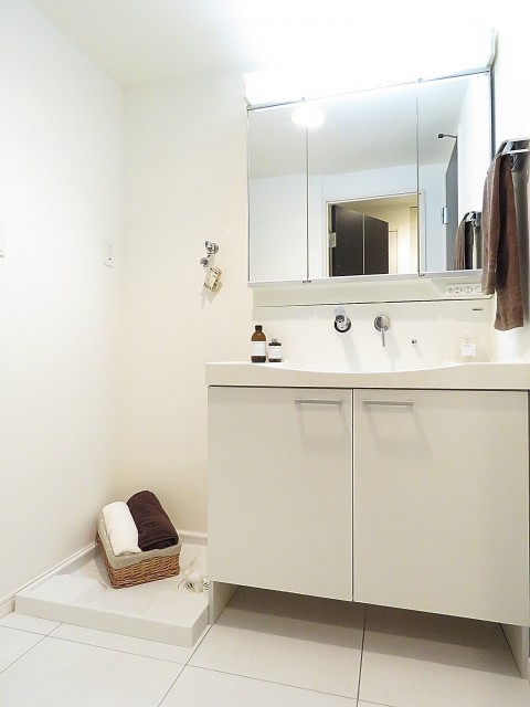 五反田サニーフラット　洗濯機置場と洗面化粧台