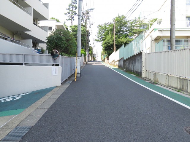 恒陽馬込マンション　エントランス前道路