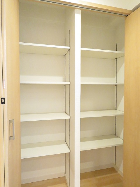 秀和大岡山レジデンス　廊下収納