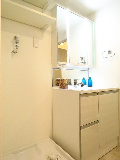 秀和恵比寿レジデンス　洗濯機置場と洗面化粧台