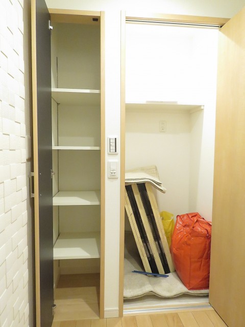 ワコー三田マンション　収納と洗濯機置場