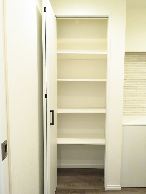 日商岩井第2玉川台マンション　廊下収納