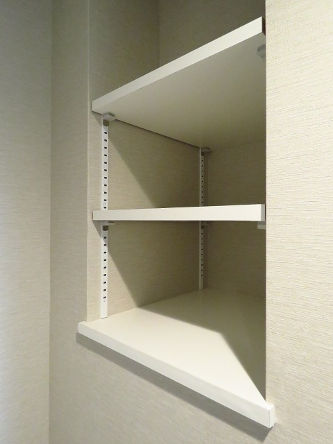 日商岩井第2玉川台マンション　洗濯機置場横の収納棚