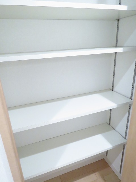 ＮＫ五反田コータース　廊下収納