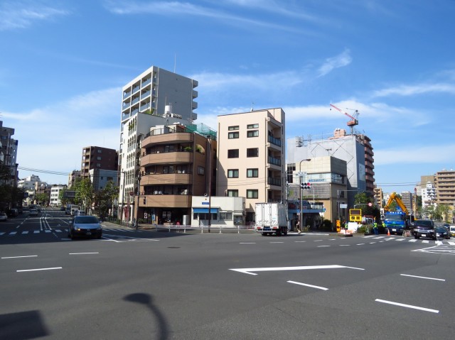 ヴィラティック早稲田　マンション前の交差点