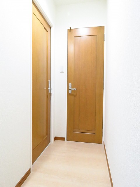 朝日シティパリオ島津山　トイレと洗面室扉