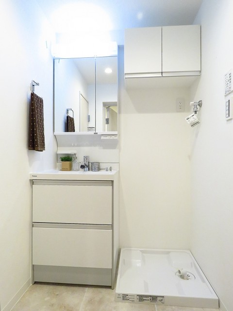 シャンボール池田山　洗面化粧台と洗濯機置場