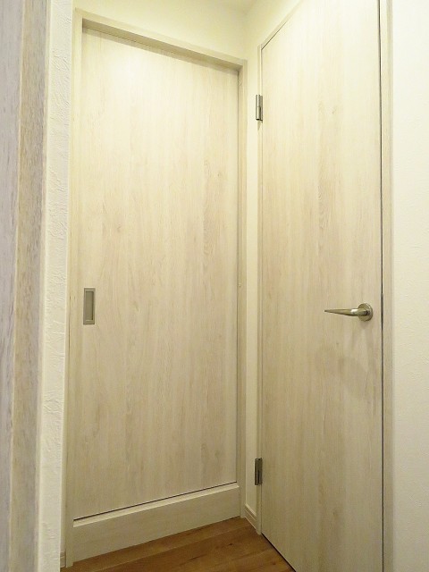 ディアハイム目黒　洗面室とトイレ扉