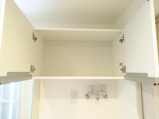 ディアハイム目黒　洗濯機置場上の収納棚