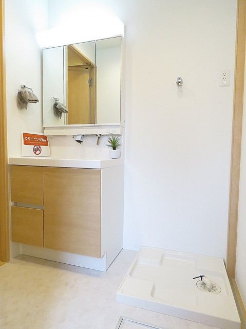 マンション大塚　洗面化粧台と洗濯機置場