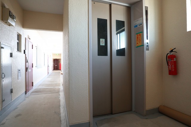 成宗マンション 玄関前 廊下