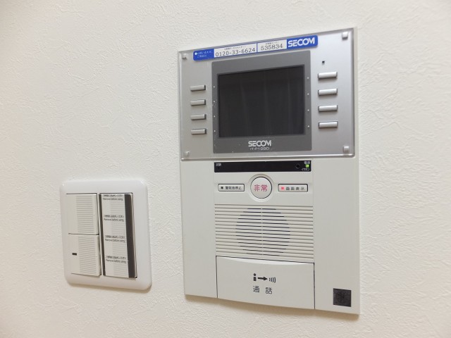 グローリオ明大前　TVモニター付きインターホン