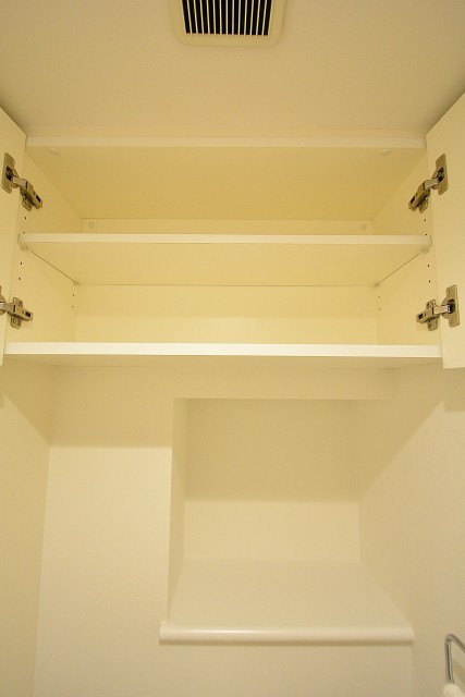 クリオ上北沢　トイレ吊戸棚