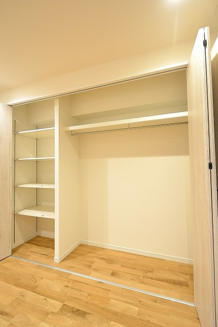 中野永谷マンション　4.9帖の洋室クローゼット