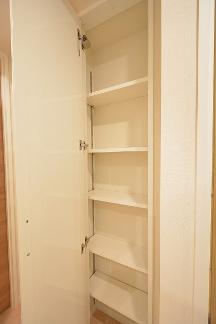 東中野パークマンション　廊下収納