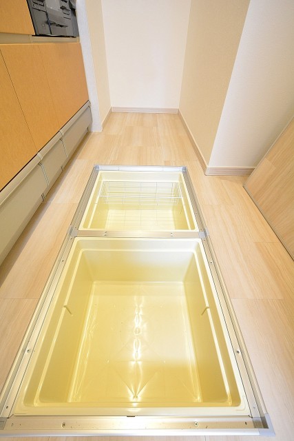 クリオ上北沢　独立キッチンの床下収納