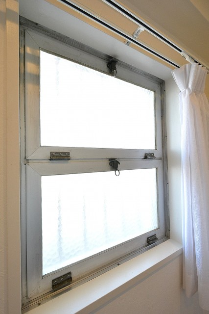 目白が丘マンション　5.5帖洋室WIC窓