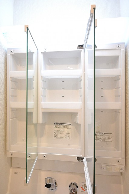 ライオンズマンション南平台　洗面台三面鏡の裏収納