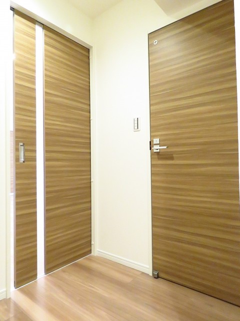 大森山王リハイム　LDKと洗面室の扉