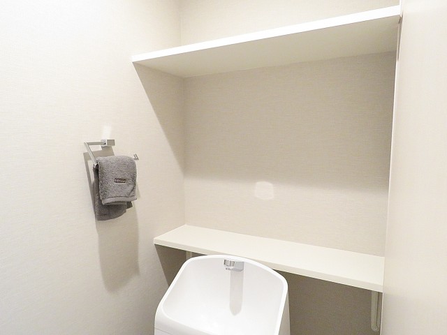 日商岩井第2玉川台マンション　トイレ棚