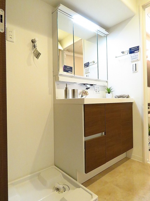 エンゼルハイム大井　洗濯機置場と洗面化粧台