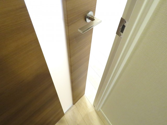 マンション市谷台　LDK扉