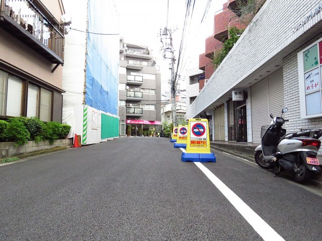 インペリアル赤坂壱番館　エントランス前道路