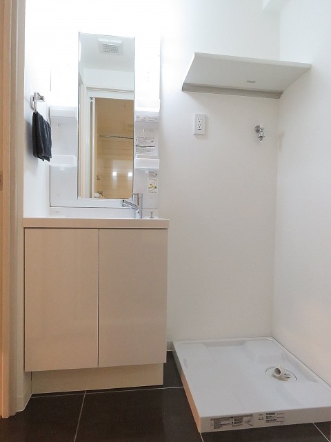 藤和三軒茶屋コープ　洗面化粧台と洗濯機置場