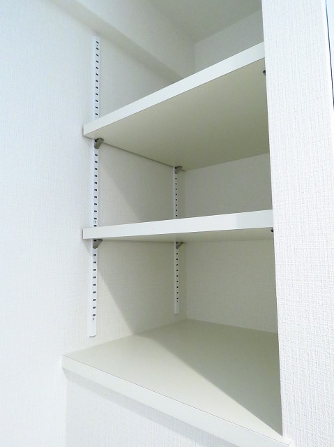 シャンボール第二都立大　洗濯機置場横の収納