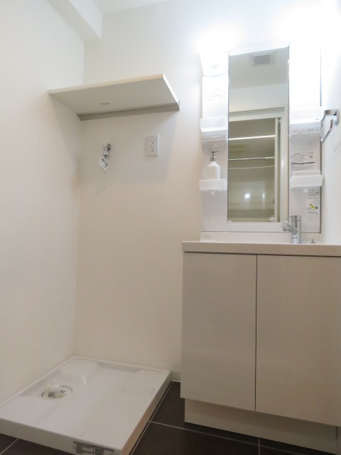 藤和三軒茶屋コープ　洗濯機置場と洗面化粧台