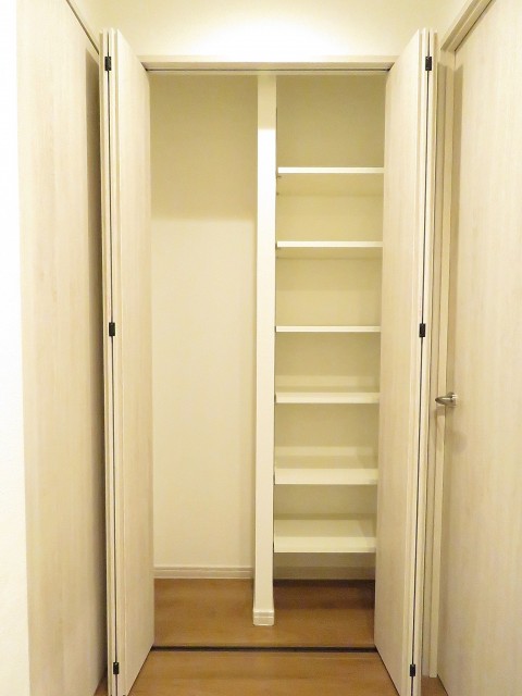 六義園サマリヤマンション　廊下収納