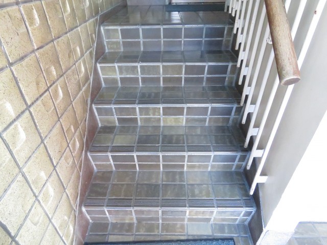 六義園サマリヤマンション　共用階段