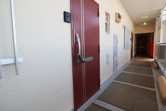 成宗マンション 玄関前 廊下