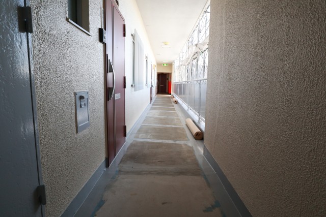 成宗マンション 玄関前 廊下