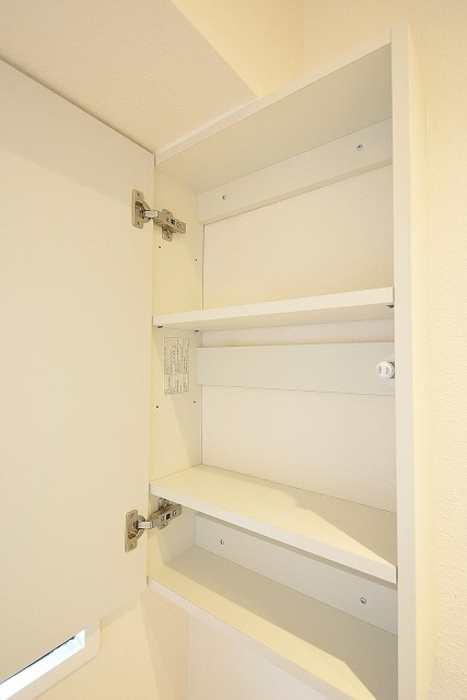 インペリアル赤坂フォラム　トイレ吊戸棚