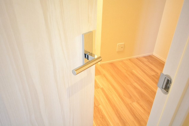 秀和高円寺レジデンス　4.3帖サービスルームドア