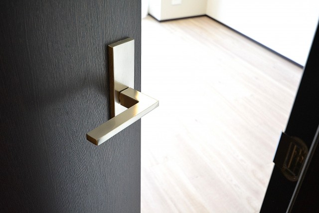 秀和高円寺レジデンス　6.5帖洋室ドア